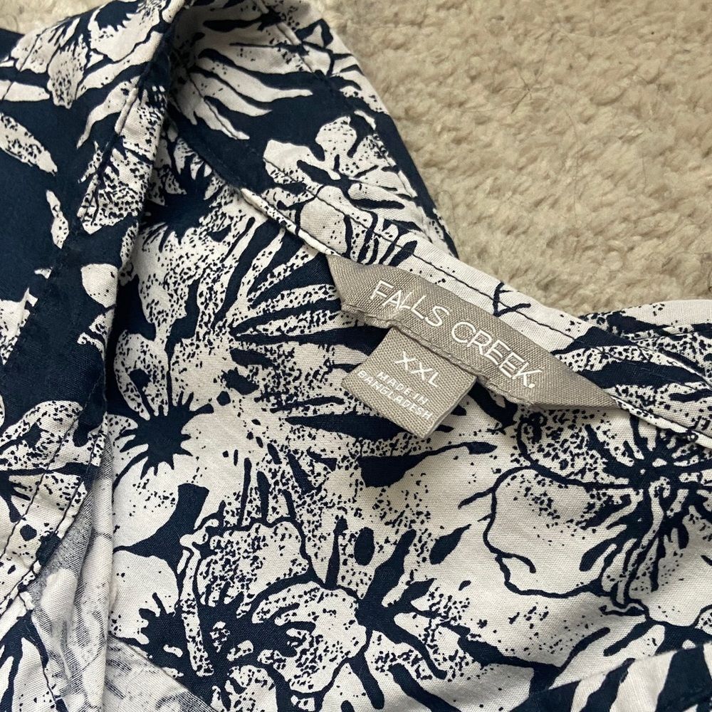 ✨5 for $15✨ Navy Floral Hawaiian Men's Shirt - Picture 4 of 6